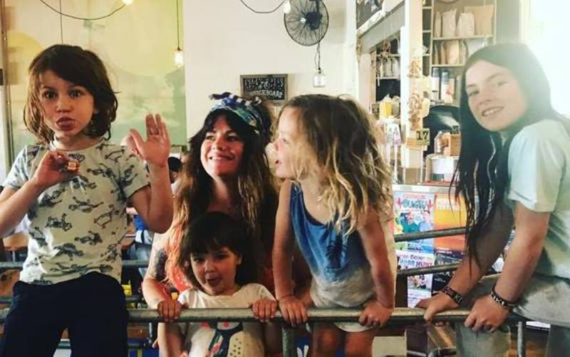 Tι σημαίνει να είσαι μαμά σήμερα; Το ποστ μιας μητέρας που έγινε viral λέει αλήθειες