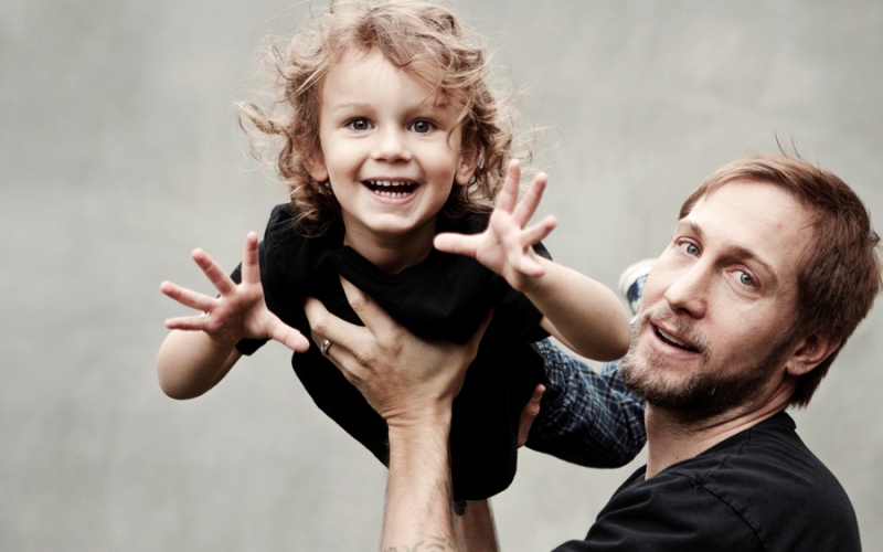 Πατέρας στο εξωτερικό - πώς είναι να μεγαλώνεις τα παιδιά σου μέσω skype