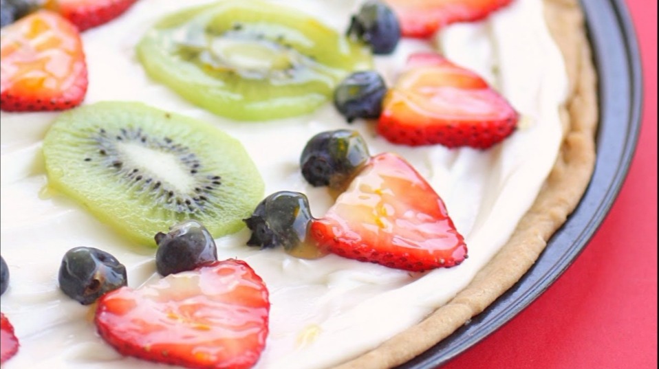 Πώς θα φτιάξεις παιδική πίτσα χωρίς ψήσιμο με ταχίνι και φρούτα!