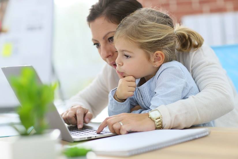 Η διαμάχη γύρω από το αν η μητέρα πρέπει να εργάζεται ή όχι είναι απλά αντιπερισπασμός