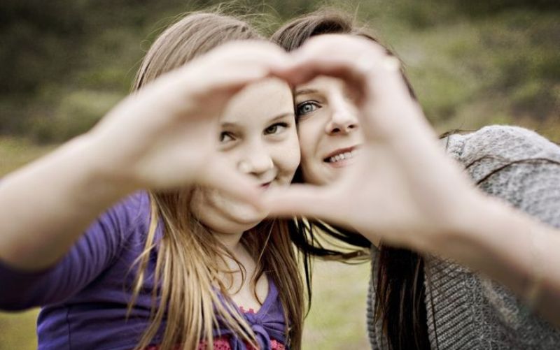 10 πράγματα που ΔΕΝ κάνουν οι χαρούμενοι γονείς - και διδάσκουν στα παιδιά τους να μην κάνουν