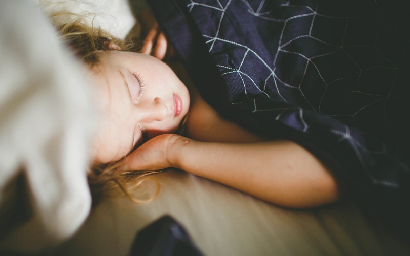 Οι 3 ερωτήσεις που κάνω στα παιδιά μου πριν κοιμηθούν