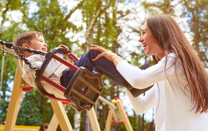 Τι είναι το slow parenting και πού μπορεί να σε βοηθήσει