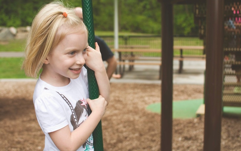 Πως θα μεγαλώσεις ευγενικά παιδιά που νοιάζονται: Τα 7 σημεία της έρευνας του Χάρβαρντ