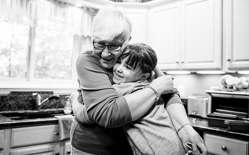 Τα παραμύθια είναι η "γλώσσα" που φέρνει κοντά τα παιδιά με τη γιαγιά και τον παππού