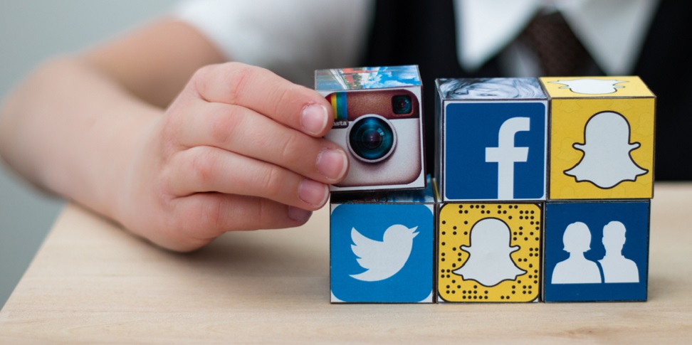 Έρευνα: Οι Έλληνες αφήνουν τα παιδιά τους στα social media ακόμη και πριν την ηλικία των 13