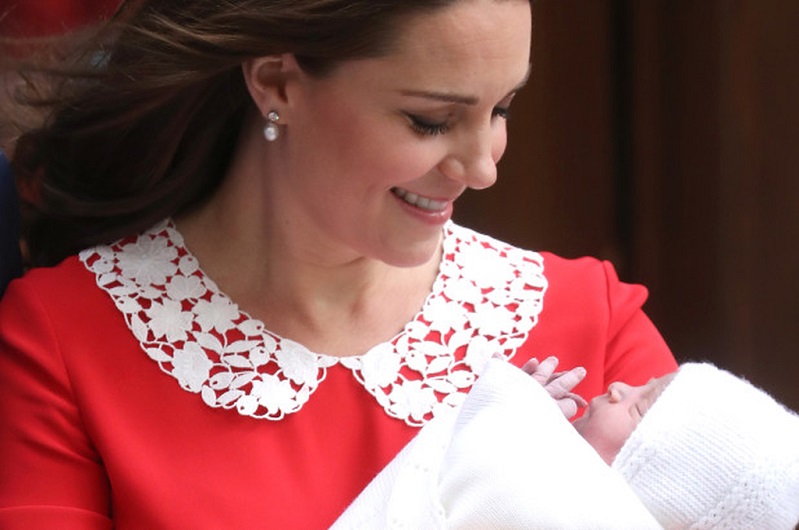 Μητέρες μοιράζονται φωτογραφίες με το πώς έδειχναν 7 ώρες μετά τη γέννα συγκριτικά με την Κέιτ Μίντλετον