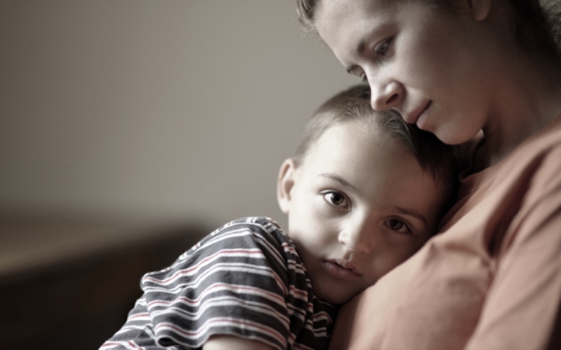 8 καταστάσεις που συνήθως μας προκαλούν θλίψη τις γιορτινές μέρες