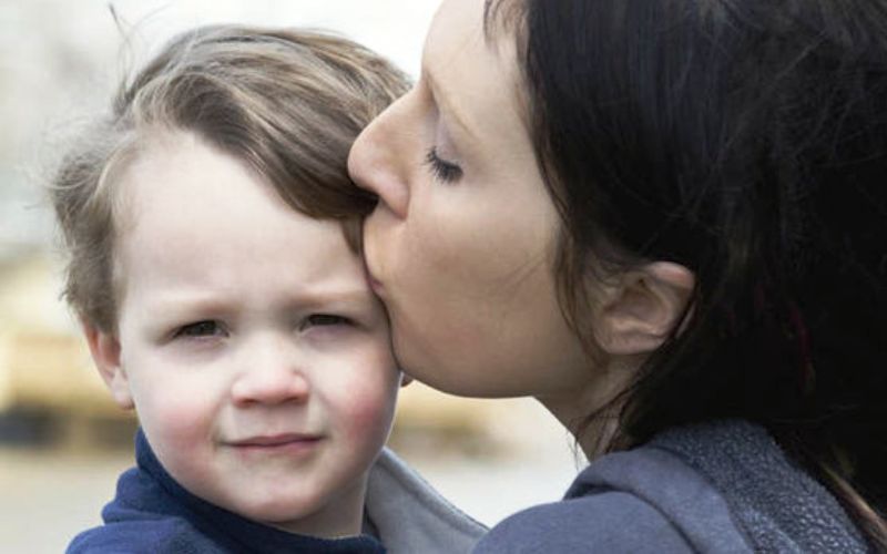 Για τις μαμάδες με τα μαύρα γυαλιά που περιμένουν έξω από το σχολείο - ένα υπέροχο κείμενο