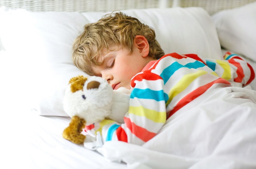 Τα παιδιά που πάνε νωρίς για ύπνο έχουν 50% λιγότερες πιθανότητες να γίνουν παχύσαρκοι έφηβοι