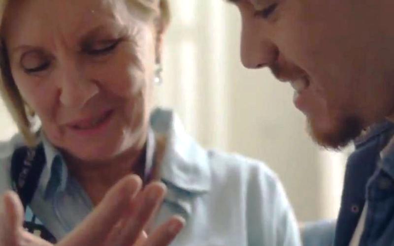 Η μητέρα του χρυσού Ολυμπιονίκη Πετρούνια συγκινεί σε γνωστή διαφήμιση