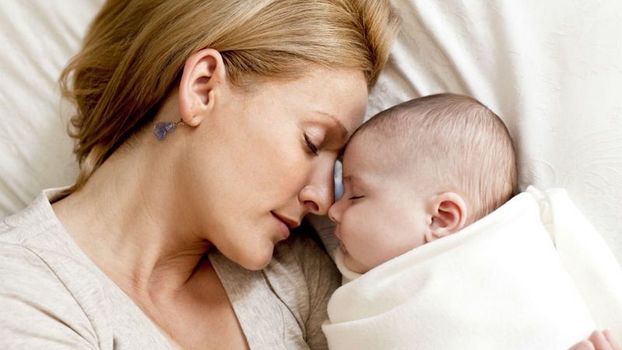 Μάνα θα πει να παρακαλάς να το πάρει ο ύπνος και να σου λείπει αμέσως μόλις κοιμηθεί