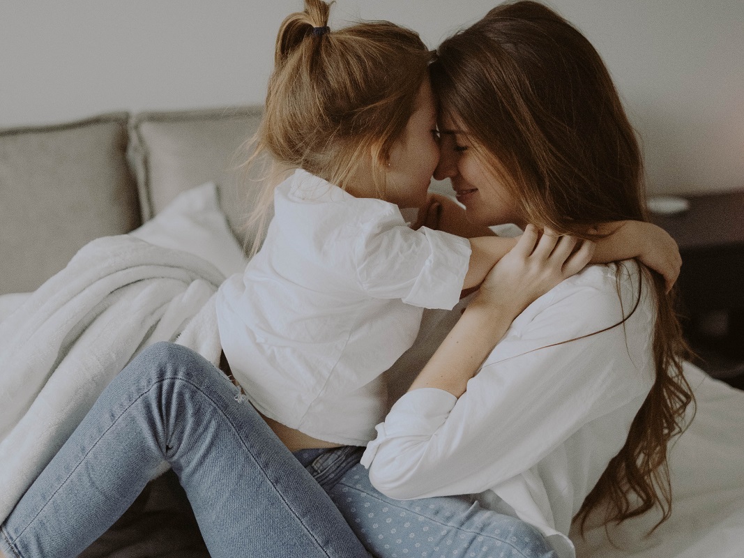 Πόσο σημαντική επίδραση έχει η χροιά της φωνής μας στα παιδιά μας