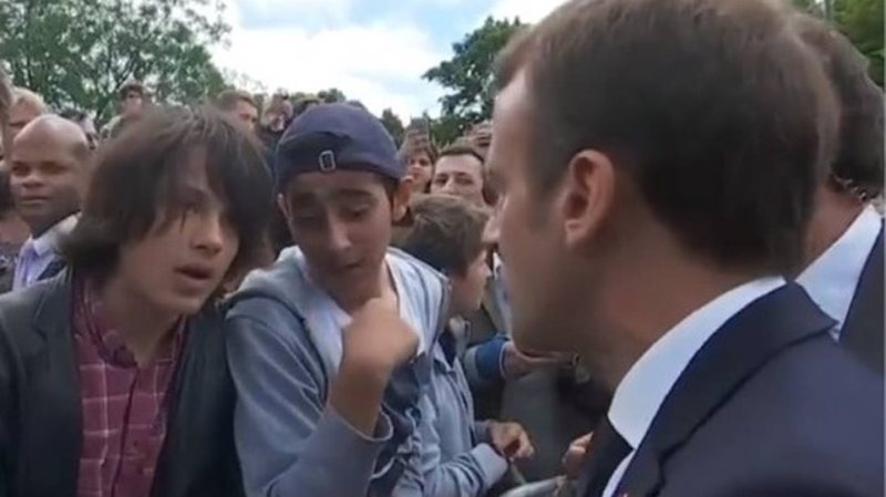 10 απόψεις που διαβάσαμε για το περιστατικό με τον Μακρόν και τον έφηβο