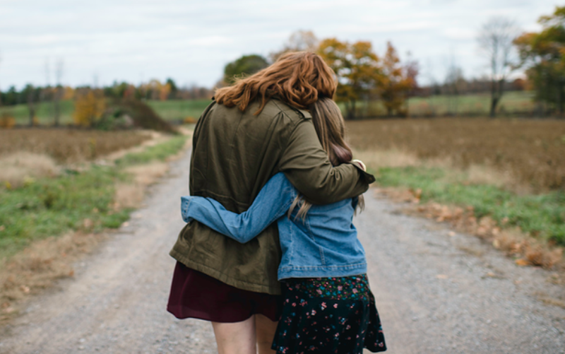 Ένας γονιός που δεν έχει αυτοεκτίμηση, περιμένει από τον γιο ή την κόρη να του τη δώσει