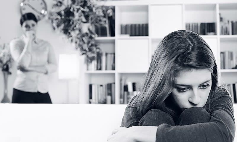 Όταν οι γονείς κλείνουν την πόρτα στα παιδιά τους - μια διδακτική συνεδρία