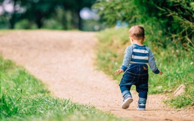 Τι μας διδάσκουν τα μωρά που μαθαίνουν να περπατούν για τον διαλογισμό