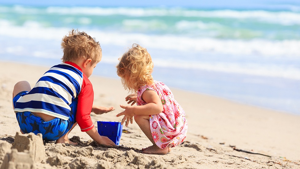 8 πράγματα που πρέπει να περιέχει η τσάντα παραλίας μιας μαμάς