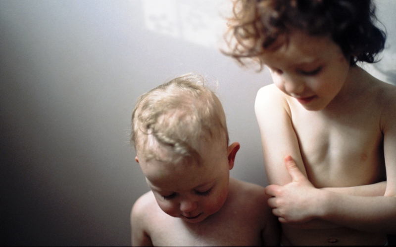 Τα μεγαλύτερα παιδιά είναι οι αφανείς ήρωες των γονιών