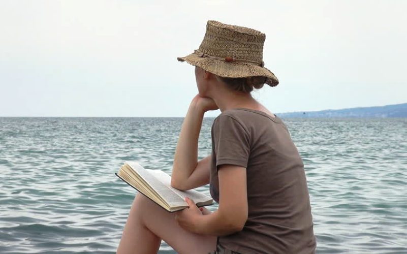 Διάβασμα στην παραλία: Ο δεκάλογος του «σωστού αναγνώστη»