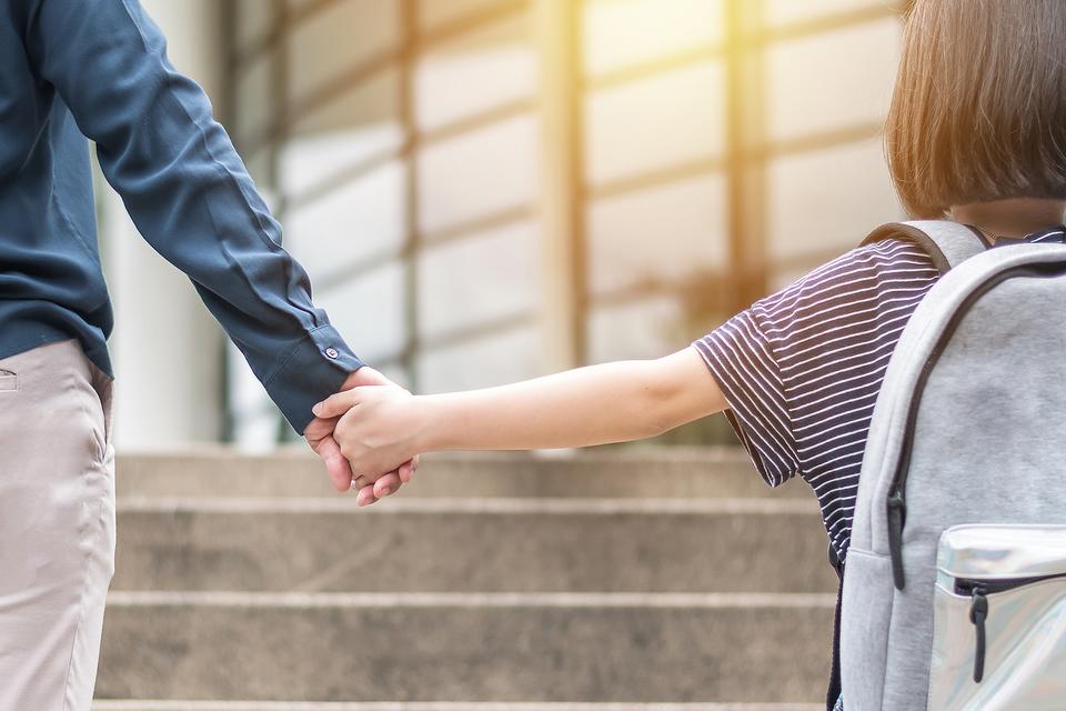 Αγιασμός στο σχολείο: Πώς έζησα τον πρώτο (και τον τελευταίο) αγιασμό με τα παιδιά μου