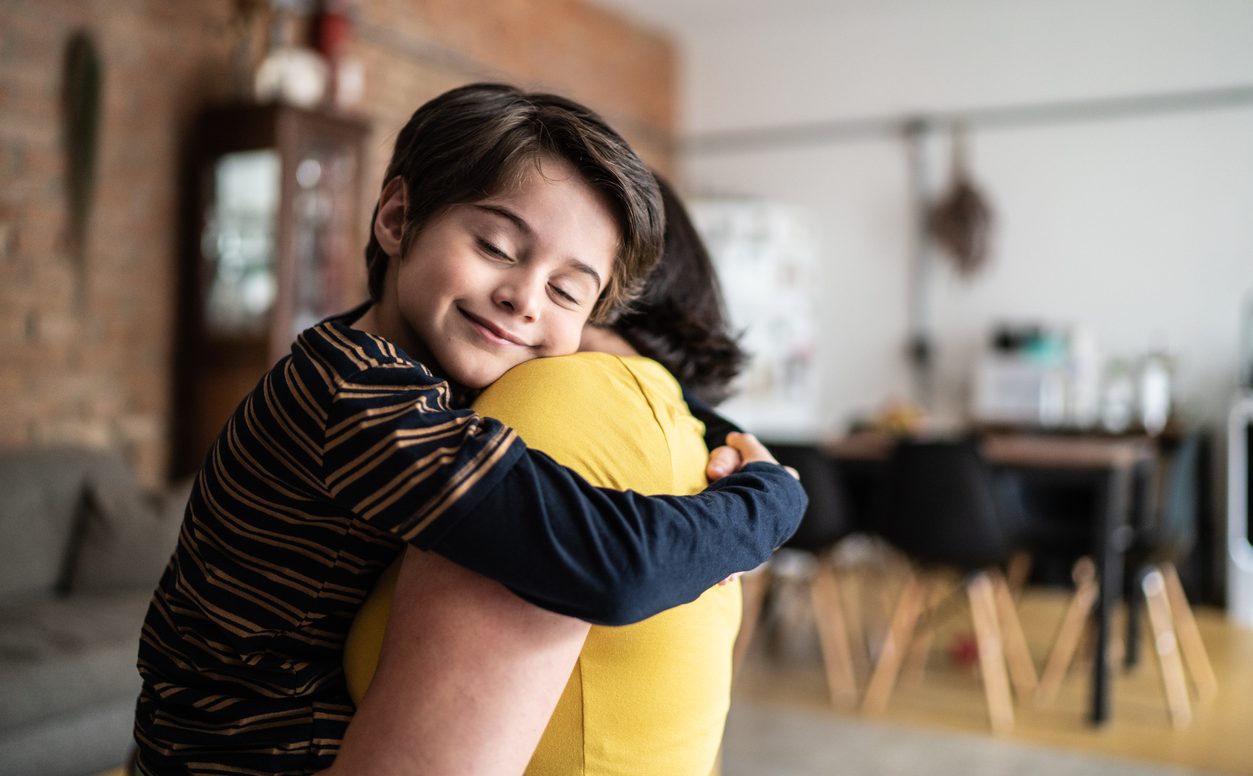 Τα παιδιά έχουν ανάγκη τη σωματική επαφή που επιβεβαιώνει το "σ' αγαπώ"