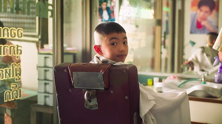 «Λένε ότι τα αγόρια δεν κάνει να έχουν μακριά μαλλιά»: η διαφήμιση που έσπασε καρδιές φέτος στις Κάννες