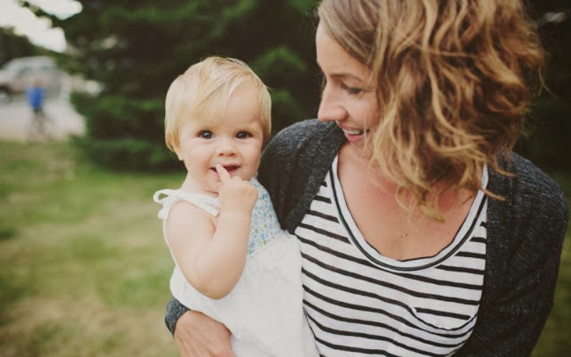 Γιατί είναι σημαντικό να έχουμε το μωρό στα γόνατά μας, όταν (του) μιλάμε