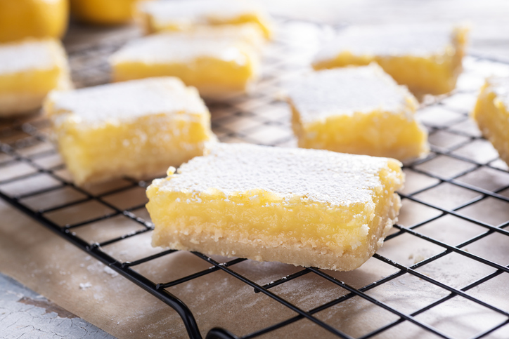 Mπάρες λεμονιού με βάση από μπισκότο