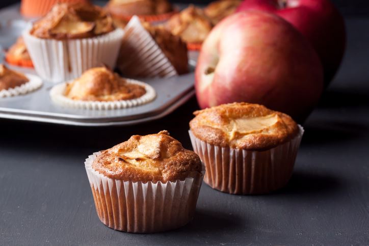 Muffins με βρώμη και μήλα έτοιμα σε 15 λεπτά