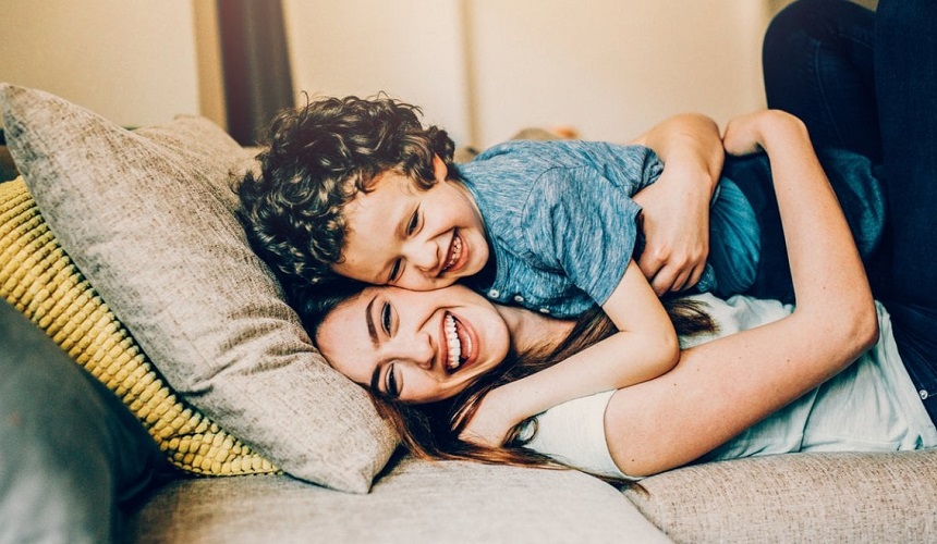 Σε καιρούς μετάβασης τα παιδιά μας πρέπει να νιώθουν την αγάπη μας