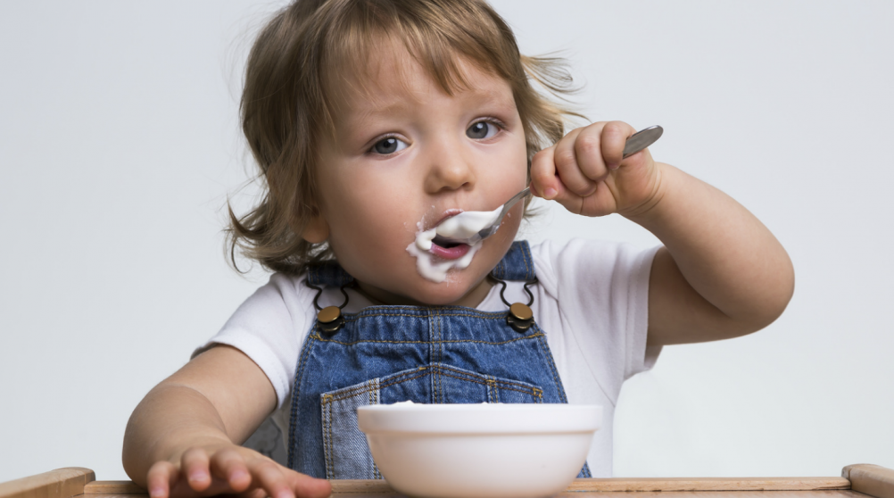 5 φυσικοί τρόποι για να δώσουμε γεύση στο γιαούρτι των παιδιών