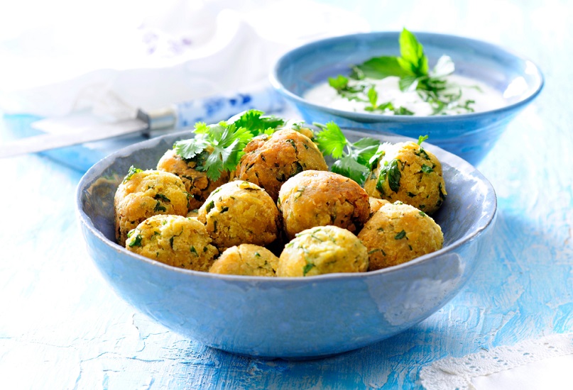 Αφράτοι ρεβιθοκεφτέδες και ένα ντιπ που θα λατρέψουν τα παιδιά