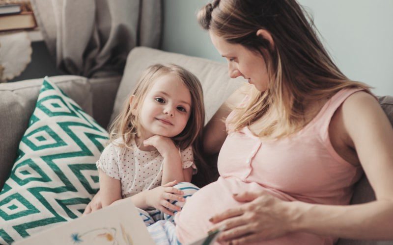 Το να διαβάζεις ξανά και ξανά το ίδιο βιβλίο στο παιδί, το κάνει πιο "έξυπνο"