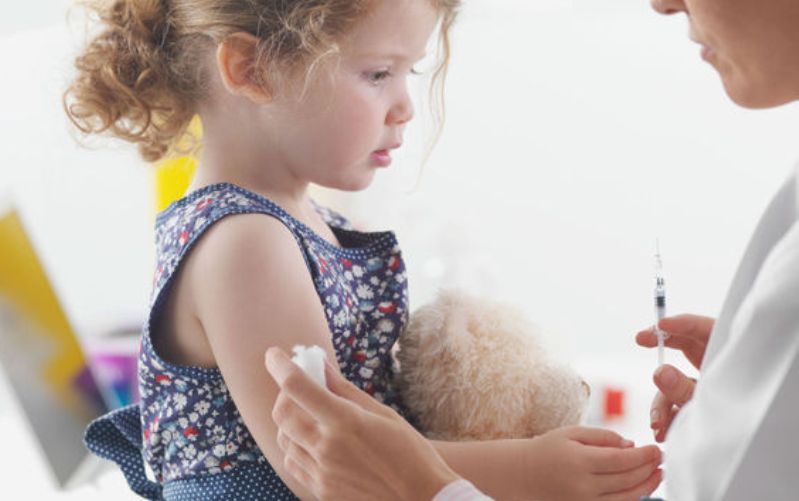 Αλλαγές για τα εμβόλια και την εγγραφή στα σχολεία προτείνουν οι παιδίατροι
