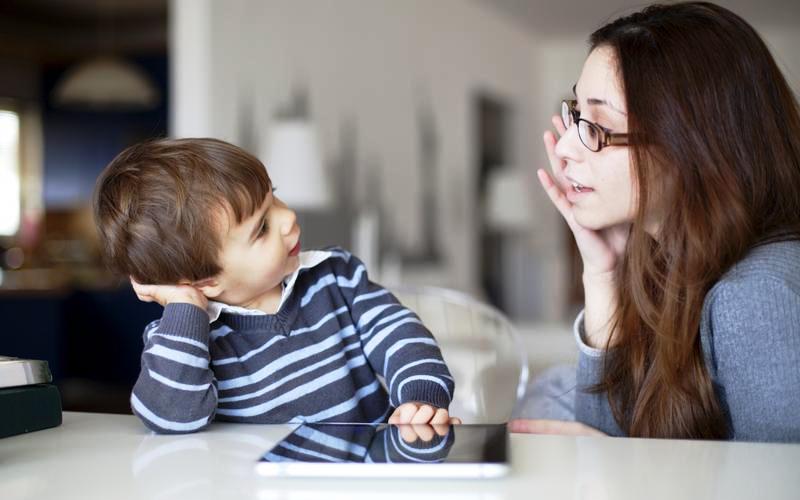 Δεν μπορείς να μάθεις τρόπους στο παιδί σου, όταν εσύ είσαι αγενής