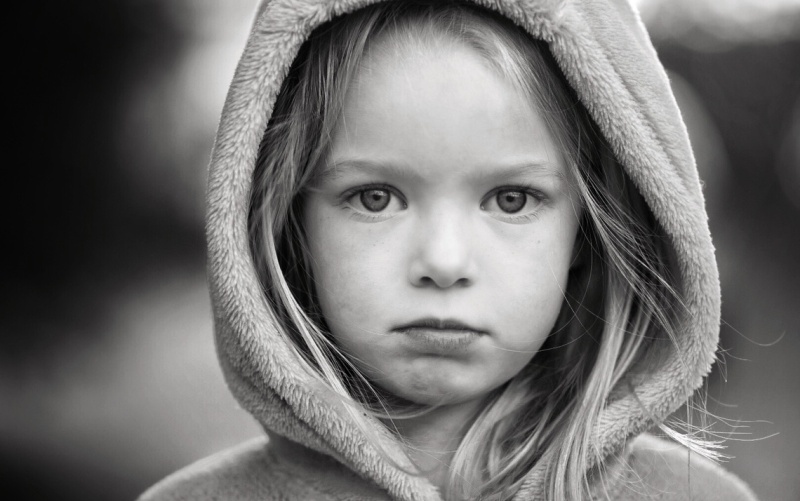 H τάση του γονιού να κάνει πάση θυσία "ευτυχισμένο" το παιδί, υπονομεύει την αυτονομία του