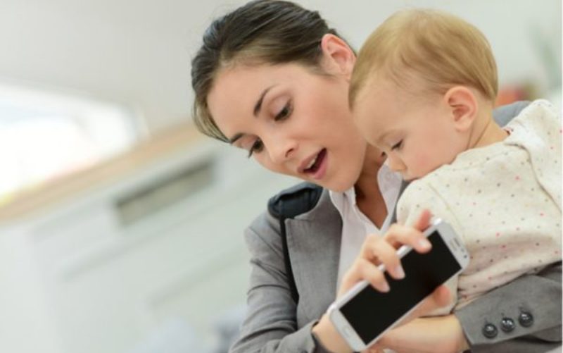 Mελέτη απενοχοποιεί τις μητέρες που αφήνουν το μωρό στη γιαγιά για να δουλέψουν