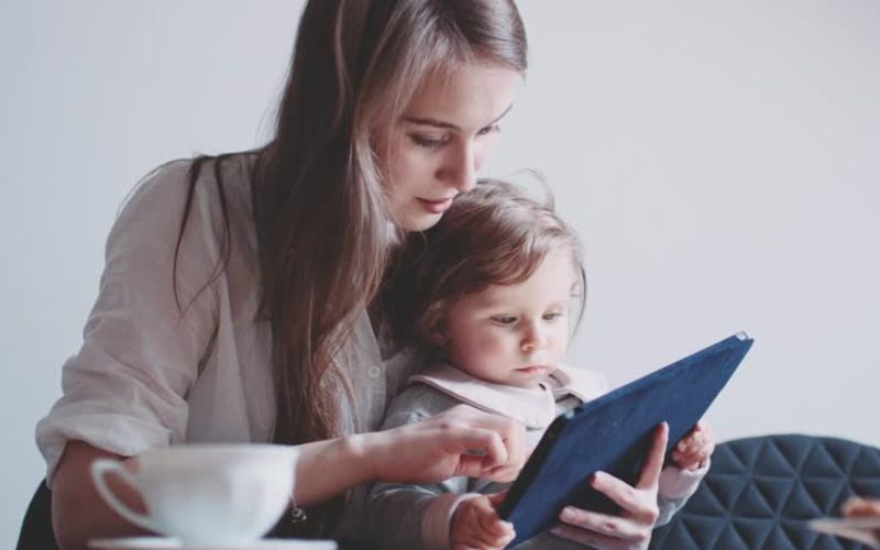 Οι νέες μητέρες προτιμούν να συμβουλεύονται τα blogs από τις μαμάδες και τους συγγενείς τους