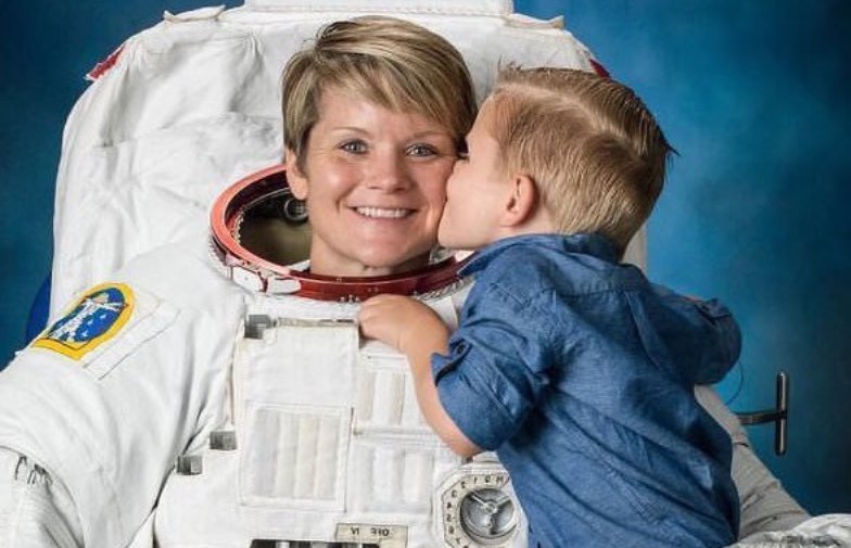 Όταν η μαμά παίρνει το παιδί μαζί της στην -όχι και τόσο συνηθισμένη- δουλειά της