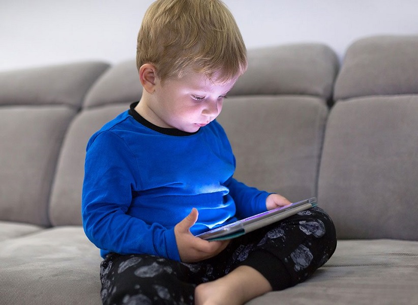 Οι πολλές ώρες μπροστά στην οθόνη φαίνεται να επηρεάζουν τον εγκέφαλο των παιδιών