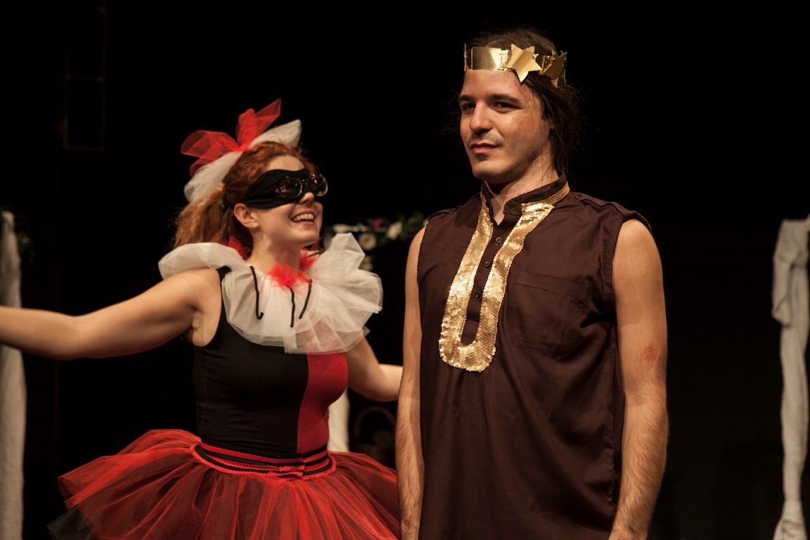 H παράσταση «Νάρκισσος & Ηχώ… και άλλες μεταμορφώσεις» βάζει τα γιορτινά της!