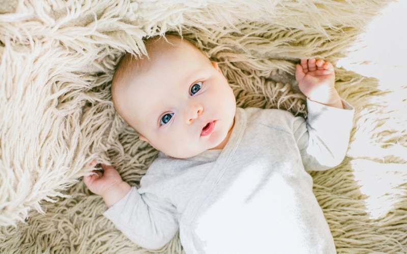 Το απαλό και αργό χάιδεμα του γονιού είναι φάρμακο για το μωρό