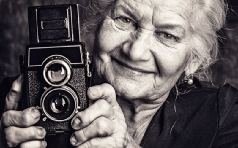 "Διαβάζω περισσότερο και ξεσκονίζω λιγότερο" - μαθήματα ευτυχίας από μια 83χρονη