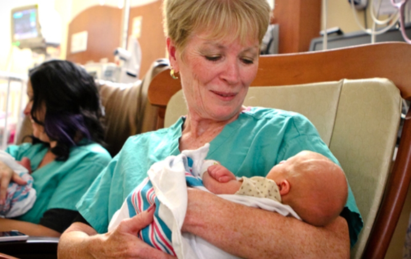 Εθελοντές αγκαλιάς για απροστάτευτα βρέφη: η πιο τρυφερή δουλειά