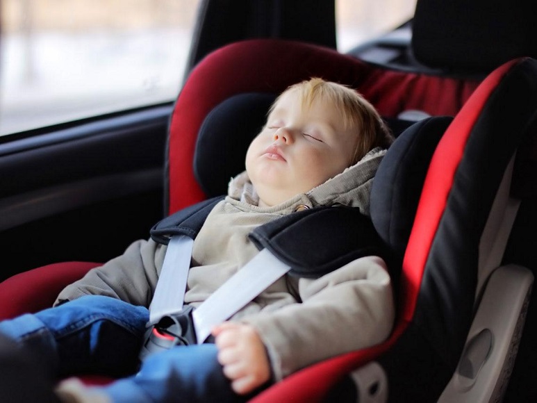 Γιατί τα παιδιά δεν πρέπει να φοράνε χοντρά μπουφάν στο καθισματάκι του αυτοκινήτου