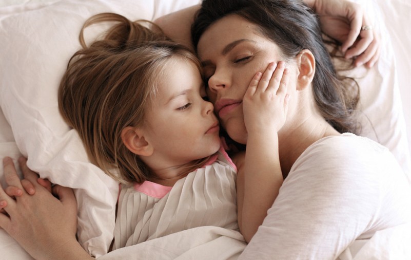 Το να ξαπλώνω δίπλα στο παιδί μου μέχρι να αποκοιμηθεί, είναι η καλύτερη συνήθεια που είχα ποτέ