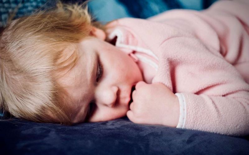 Προκειμένου να φτιάξουμε ανεξάρτητα παιδιά, τα αφήνουμε να κλαίνε και να κοιμούνται μόνα τους