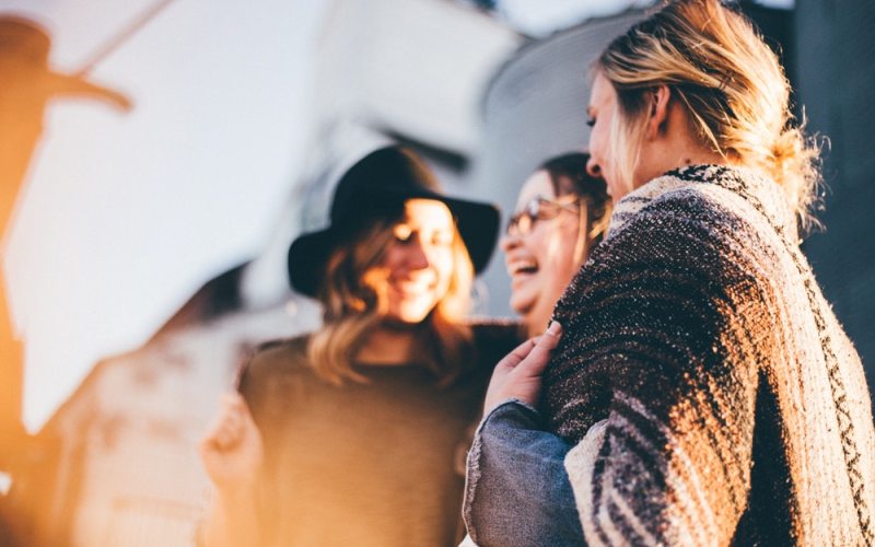 Έρευνα - Οι γυναίκες προτιμούν τις φίλες τους από τον σύζυγό τους