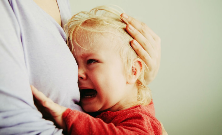 Γιατί πρέπει πάντα να παρηγορείς ένα παιδί - για οποιονδήποτε λόγο κι αν κλαίει